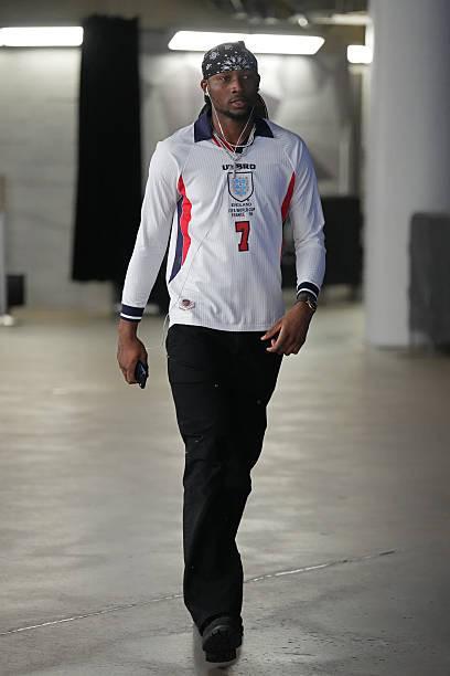 这球衣帅，库明加赛前身着贝克汉姆英格兰球衣进入球馆