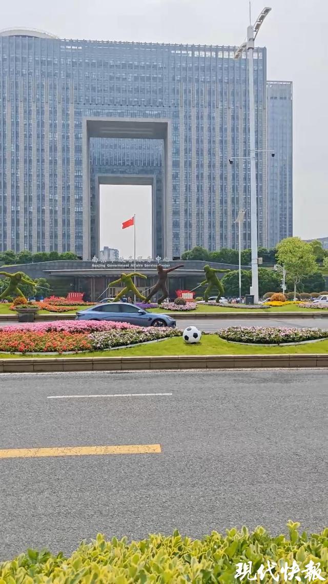 kaiyun体育app-18小时长效保洁、网红“布布鸭”惊喜亮相，苏超南京主场“颜值”有保障